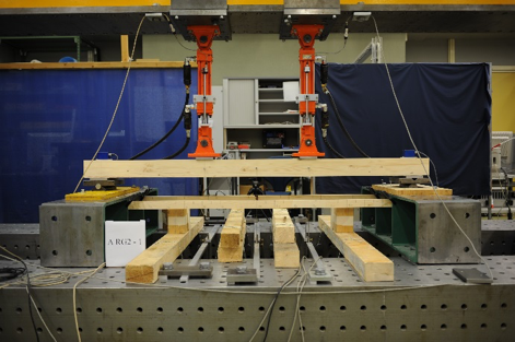 Enlarged view: Small-scale four-point bendingtest at IBK.